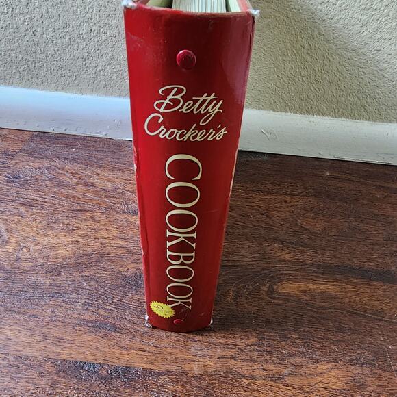 Betty Crocker's Cookbook 5 Ring Binder (9th Edition) 2000, 2001 Big Red Cookbook - Picture 2 of 8